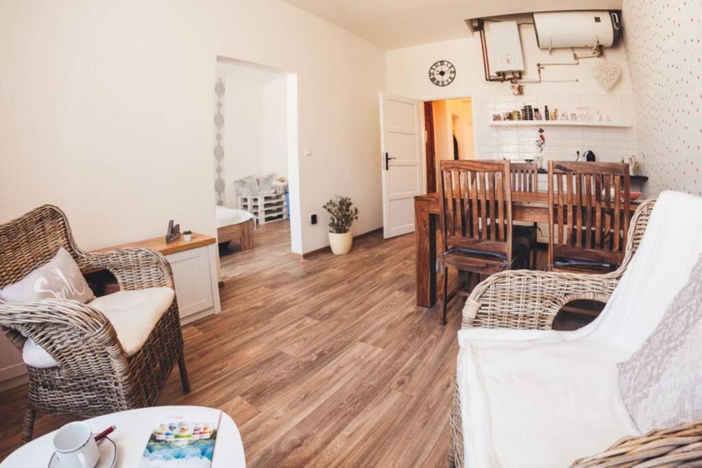 Stylovy Apartman V Centru Nachoda Zewnętrze zdjęcie